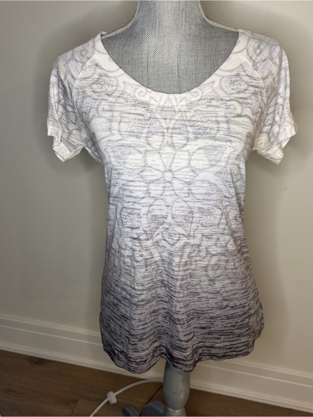 Prana Women’s White and Gray Patterned Short Sleeve Tee, L